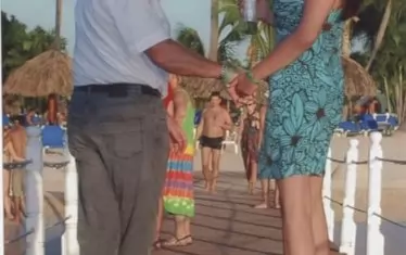 Шварц с 40 години по-младата си приятелка Александра.