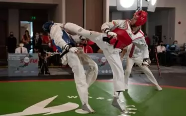 На квалификацията в София най-добрият ни таекуондист Владимир Далаклиев (вдясно) загуби от турчина Хакан Реджбер полуфиналния двубой, който бе за директно получаване на олимпийска квота.