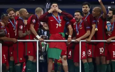 Кристиано Роналдо и останалите от тима на Португалия заработиха премия от 8 млн. евро само за победата си във финала срещу Франция през 2016 г. Общо те изкараха 25.5 млн. евро, защото продължиха напред от групата си след три равенства.