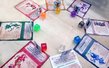 Така изглеждат част от пособията при настолните игри. 