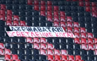 По време на празненствата за влизането на "Локо" (Сф) в Първа лига миналия уикенд феновете на "червено-черните" за пореден път поискаха клубът да получи държавна помощ за изграждане на осветление на ст. "Локомотив". То е едно от задължителните условия съоръжението да получи лиценз за елитното първенство.