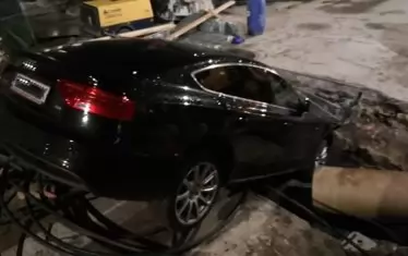 Скъп автомобил падна в изкоп в центъра на София