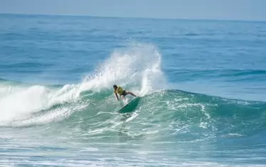 Страната се превръща в изключително популярна дестинация за сърфинг.