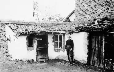 Дете на семейство бездомници позира пред постройката, която са обитавали.