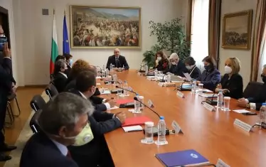 Консултациите на Радев с парламентарните сили продължиха около час и половина.