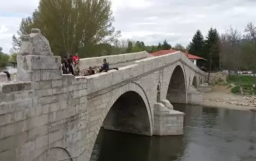  Кадин мост е оцелял 550 години, но работници покриват с павета автентичната му настилка, за да стане по-удобен за ползване