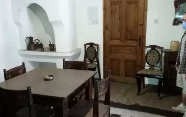  Над огнището в Емфиеднжиевата къща се виждат съдове, изковани лично то първия й обитател Христо Казанджията.