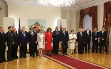 Служебният кабинет позира за обща снимка с президента и вицепрезидента.