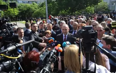 Макар и разочарован от протежетата си, Румен Радев също не иска предсрочни избори.