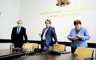 Асен Василев  има най-голям и богат опит в изпълнителната власт - вече имаше участия в две служебни правителства. Сега е вицепремиер и "суперминистър", защото ще контролира и българския бюджет, и средствата от ЕС.