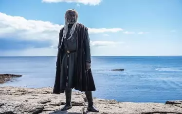 В „Домът на дракона“ Стин Тусен е в ролята на Корлис Веларион — прочут мореплавател, известен и като Морския змей.  