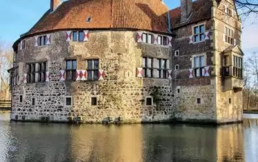 Водният замък Фишеринг е красив през всички сезони. 