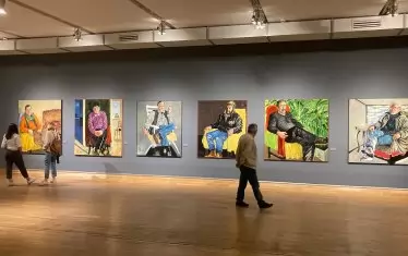 „Свързаните лица“: Интуитивният набист (проф. Ив. Мирчев), Спонтанният имажинист (проф. Греди Асса), Кураторът медиатор (Филип Зидаров), Полиглотът дадаист (Божидар Бояджиев), Епикуреецът фовист (проф. Вихрони Попнеделев), Урбанистът хиперреалист (Стефан Янев) — 2012 г.