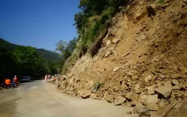  2020 г. Свлачище на същото място. Това е единственият реално укрепен обект по договора с "Автомагистрали", другите още чакат. 