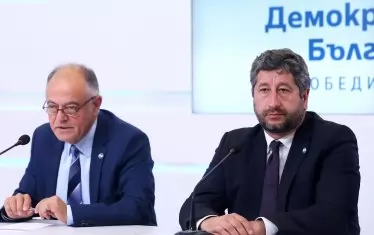  Информацията за 32-мата подслушвани изнесе съпредседателят на "Демократична България" Атанас Атанасов (вляво). Според него той и другият съпредседател на коалицията Христо Иванов са подслушвани от различни служби.