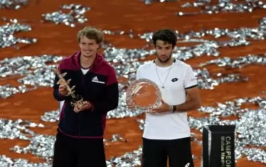 Шампионът Александър Зверев (вдясно) и подгласникът му Матео Беретини позират с трофеите си след финала на "Мартърс" в Мадрид.