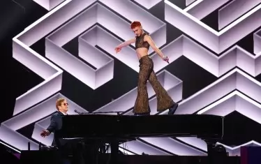 74-годишният Елтън Джон (вляво), който по принцип се е отказал от концертни изяви, се включи в дует с Оли Александър. 