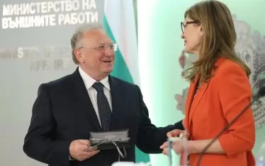 С размяна на подаръци и добри думи беше предадена щафетата във външно министерство от Екатерина Захариева към Светлан Стоев.