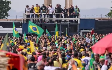 През уикенда президентът на Бразилия Жаир Болсонаро (с микрофон в ръка на подиума) участва в масово мотошествие в Рио де Жанейро въпреки предупрежденията на здравните власти, че в страната се очаква трета вълна на пандемията от COVID-19.