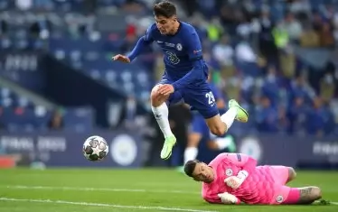 Кай Хаврц е преодолял вратаря на "Манчестър Сити" Едерсон и след миг ще вкара гола, коронясал "Челси" като шампион на Европа.