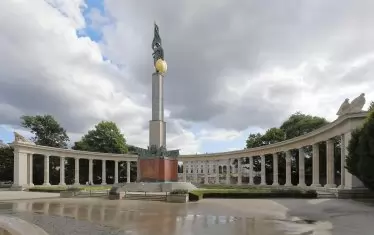 Паметникът на червеноармееца във Виена.