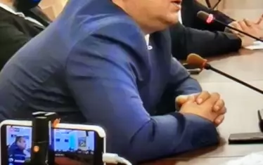 Светослав Илчовски пред комисията "Манолова" малко преди да нахлуят депутатите от ГЕРБ като шпицкоманда и да провалят заседанието.