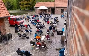 Концертът в двора на замъка. 