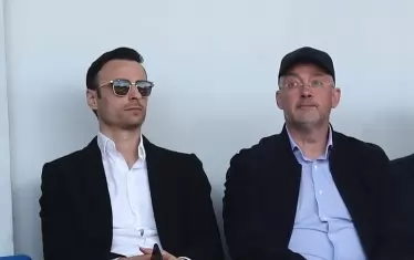 Кандидатът за президент на БФС Димитър Бербатов гледа мача в компанията на члена на Изпълкома на БФС Петър Величков, който е част от екипа му.