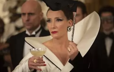  Ема Томпсън като по-злодейка от злодейката в оригиналния роман.