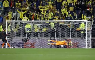 Аржентинецът Херонимо Руи спасява изпълнената от Давид де Хеа (вляво) дузпа, с което реши изхода на финала.