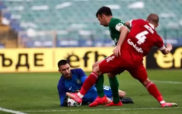 Капитанът на "Лудогорец" Светослав Дяков (в средата), който изигра последния си мач за шампионите, гардира топката от Ангел Лясков ("ЦСКА 1948"), за да я улови младият вратар на разградчани Дамян Христов.