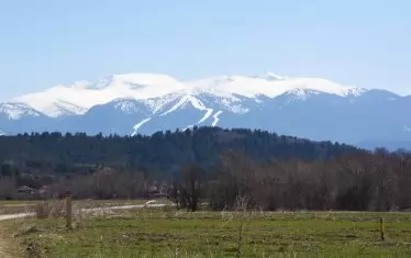  Гледката към заснежените върхове на Рила.