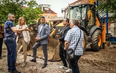 Снимките на Фандъкова на фона на строежи на нови детски градини само ядосват родителите, чиито деца за поредна година остават без място 