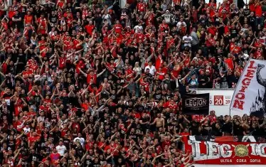 На трибуните феновете не показаха и помен от намерение да спазват предписаните от здравните власти противоепидемични мерки.