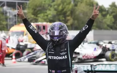 Радостта на седемкратния световен шампион след днешната победа за Гран при на Испания.