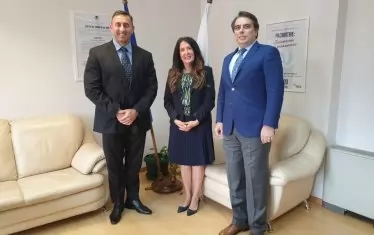 Посланикът в НАП при Румен Спецов (вляво) и Асен Василев.