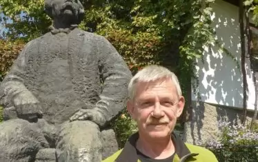 Ван Бейлен живее в къща - паметник на културата, в съседство с дома на възрожденеца Петко Рачев Славейков.