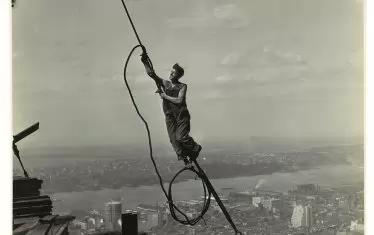 Работникът няма обезопасителна екипировка.
