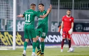  Голмайсторът на "Лудогорец" и на Първа лига - Клаудиу Кешерю (в средата), получава поздравления от Кирил Десподов след гола си, с който фиксира на 3:1 резултата срещу "Берое"