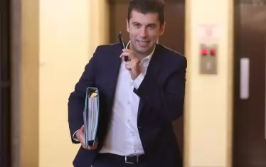 Една от първите задачи на служебния министър на икономиката Кирил Петков бе да започне проверка как са раздавани кредити в ББР.