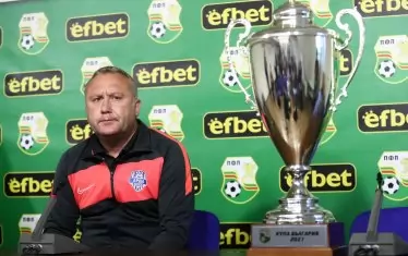  Треньорът на "Арда" Николай Киров поглежда към трофея, който утре тимът му ще опита да спечели за пръв път в историята си.