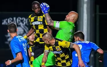 Завърналият се на вратата на "сините" Николай Михайлов улавя топката в напечена ситуация.