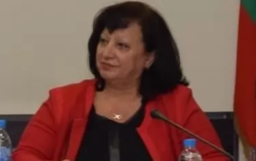 Доц. Вълчева е научила, че докато не се отвори нейната врата, трябва да действа упорито, дори ако трябва да обикаля в омагьосан кръг многократно.