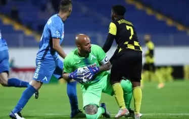 Вратарят и капитан на "Левски" Николай Михайлов е уловил топката пред халфа на "Ботев" (Пд) Маркиньос по време на мача в София.