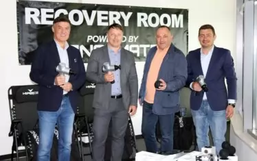 Тук Борислав Михайлов позира при получаване на апаратура за възстановяване за нуждите на националните ни отбори по футбол.