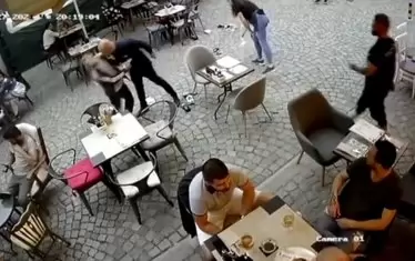  Моментът, записан от видеокамерите в Капана, в който собственикът удря продавача на чорапи