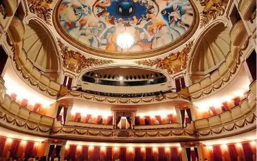 Внушителният изглед на Националния театър.