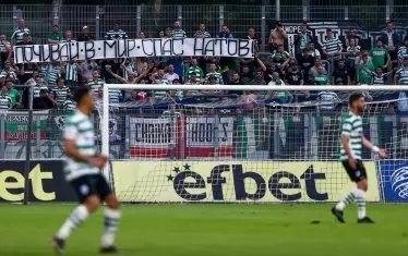 Гостуващата агитка от Варна почете с плакат починалия преди дни легендарен баскетболист на "Черно море" Спас Натов.