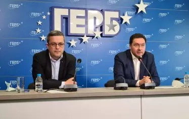 Даниел Митов (вдясно) вече е фронтмен на ГЕРБ по всякакви злободневия, наравно с Тома Биков.