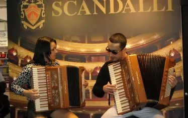  
2012 г,, Вероника свири с Антонио Спакаротела, преподавател в Музикалната консерватория "Чайковски" и президент на Академията Astor Piazzolla.